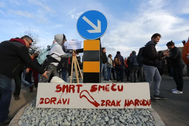 Stotinjak mještana općine Viškovo, kraj Rijeke,  blokiralo je u subotu ulaze u Županijski centar za gospodarenje otpadom (ŽCGO) Marišćina