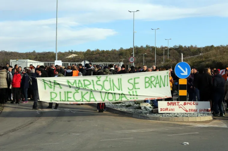 Stotinjak mještana općine Viškovo, kraj Rijeke,  blokiralo je u subotu ulaze u Županijski centar za gospodarenje otpadom (ŽCGO) Marišćina