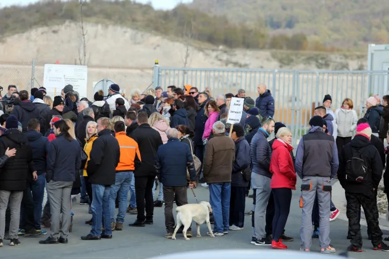 Stotinjak mještana općine Viškovo, kraj Rijeke,  blokiralo je u subotu ulaze u Županijski centar za gospodarenje otpadom (ŽCGO) Marišćina