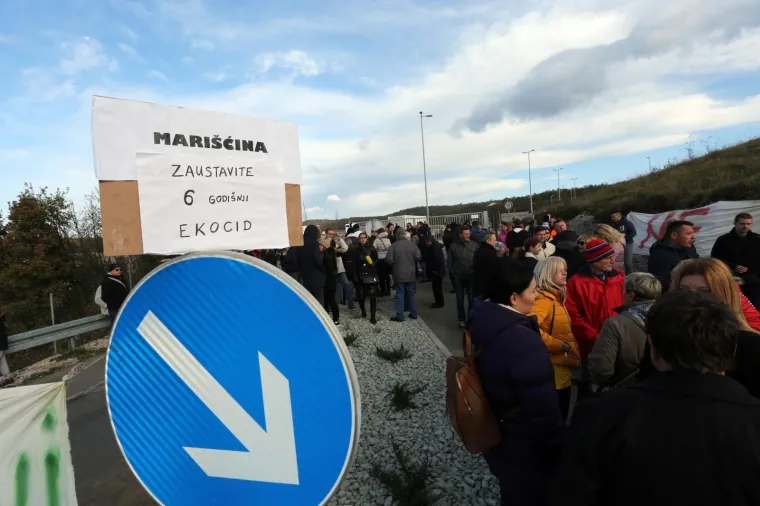 Stotinjak mještana općine Viškovo, kraj Rijeke,  blokiralo je u subotu ulaze u Županijski centar za gospodarenje otpadom (ŽCGO) Marišćina
