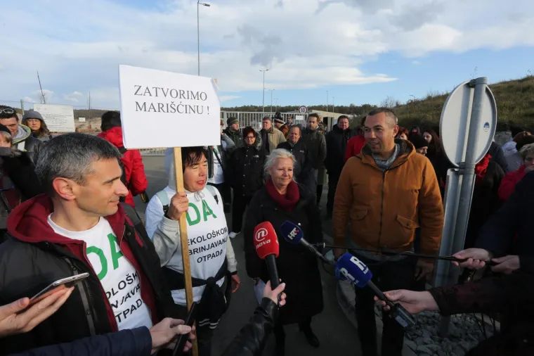 Stotinjak mještana općine Viškovo, kraj Rijeke,  blokiralo je u subotu ulaze u Županijski centar za gospodarenje otpadom (ŽCGO) Marišćina