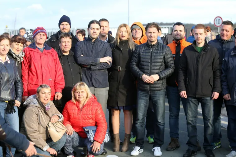 Stotinjak mje&scaron;tana općine Vi&scaron;kovo, kraj Rijeke,  blokiralo je u subotu ulaze u Županijski centar za gospodarenje otpadom (ŽCGO) Mari&scaron;ćina