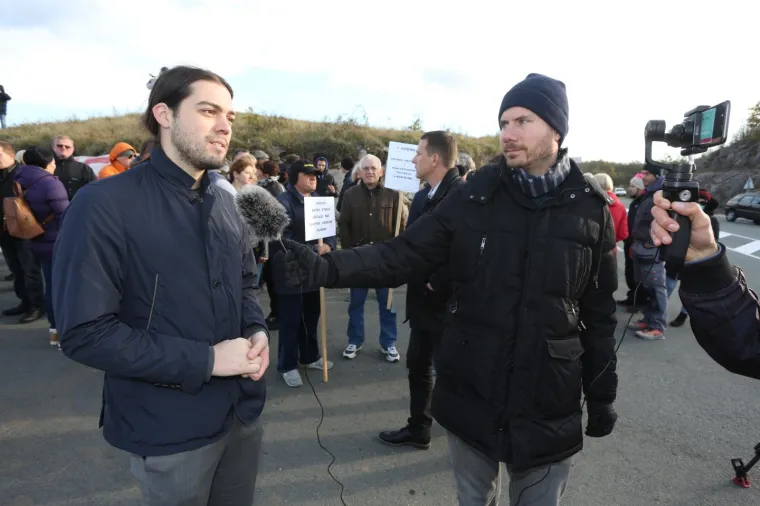 Stotinjak mje&scaron;tana općine Vi&scaron;kovo, kraj Rijeke,  blokiralo je u subotu ulaze u Županijski centar za gospodarenje otpadom (ŽCGO) Mari&scaron;ćina