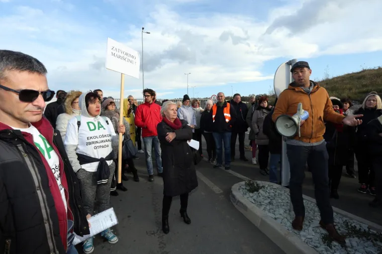 Stotinjak mje&scaron;tana općine Vi&scaron;kovo, kraj Rijeke,  blokiralo je u subotu ulaze u Županijski centar za gospodarenje otpadom (ŽCGO) Mari&scaron;ćina