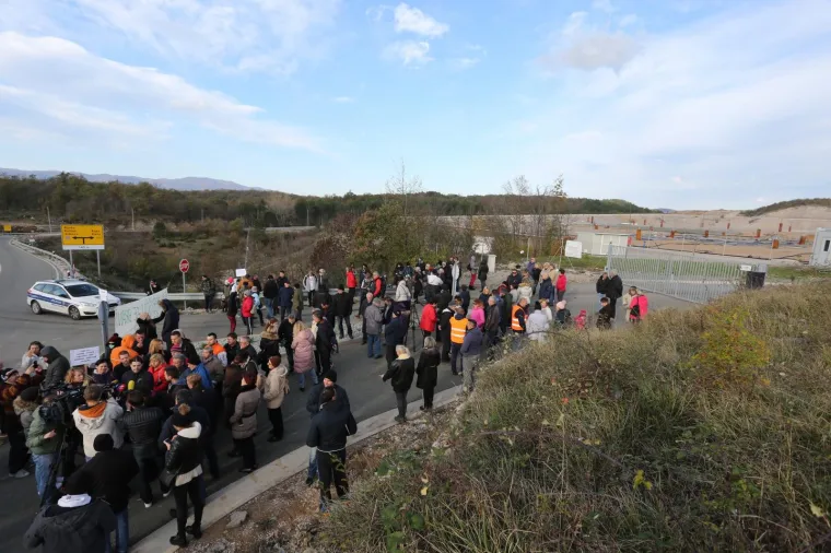 Stotinjak mje&scaron;tana općine Vi&scaron;kovo, kraj Rijeke,  blokiralo je u subotu ulaze u Županijski centar za gospodarenje otpadom (ŽCGO) Mari&scaron;ćina