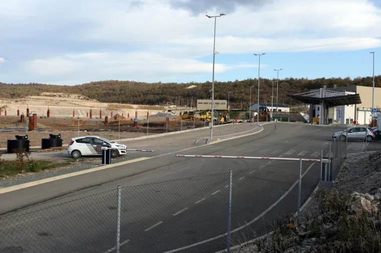 Stotinjak mje&scaron;tana općine Vi&scaron;kovo, kraj Rijeke,  blokiralo je u subotu ulaze u Županijski centar za gospodarenje otpadom (ŽCGO) Mari&scaron;ćina