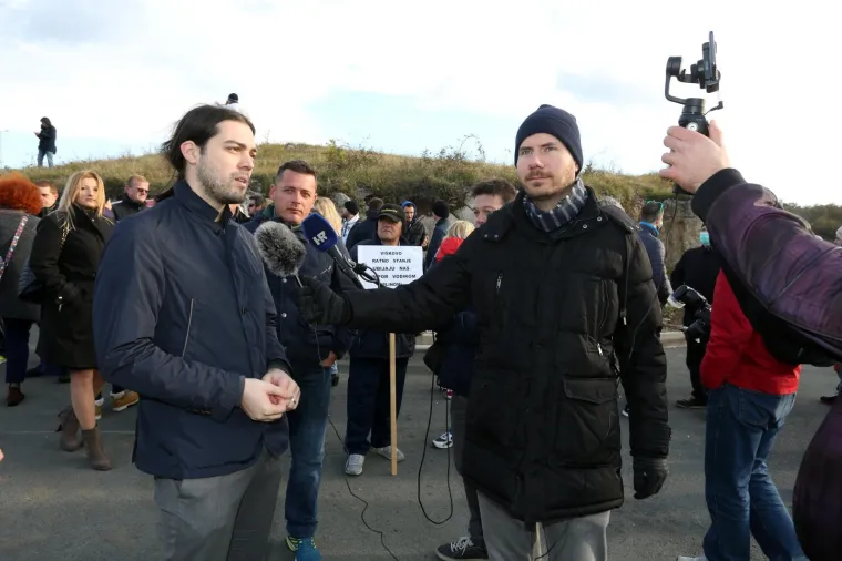 Stotinjak mje&scaron;tana općine Vi&scaron;kovo, kraj Rijeke,  blokiralo je u subotu ulaze u Županijski centar za gospodarenje otpadom (ŽCGO) Mari&scaron;ćina