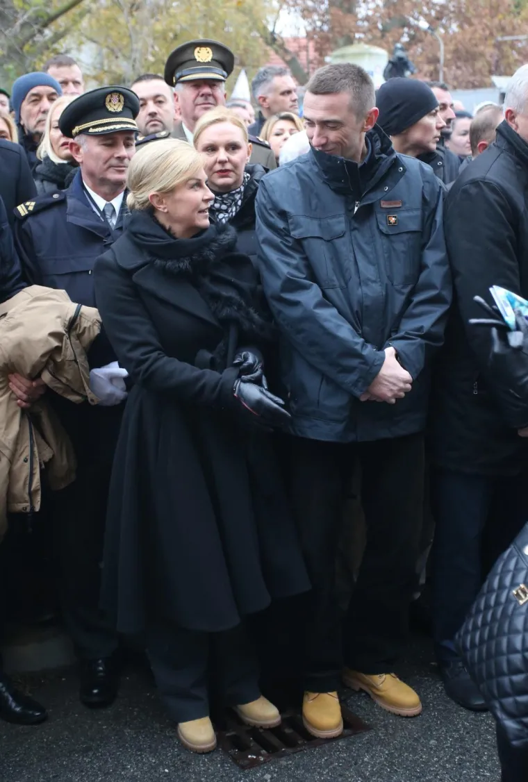Kolonom sjećanja od vukovarske bolnice do Memorijalnog groblja odaje se počast Gradu Heroju, njegovoj žrtvi i stanovnicima tog grada. Na Križnom putu - Koloni sjećanja sudjelovali su hrvatski branitelji s članovima obitelji poginulih, ubijenih i zatočenih branitelja, državni vrh i brojni građani. Predsjednica Kolinda Grabar Kitarović ponovno je obula popularne zenge.