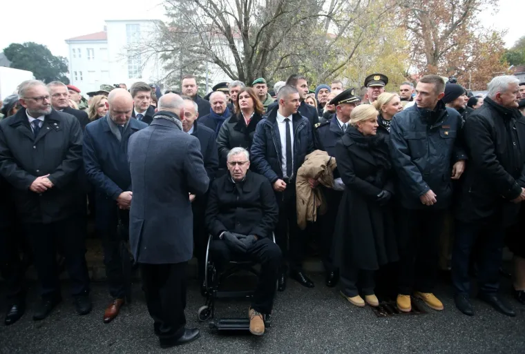 OBILJEŽAVANJE VUKOVARSKE TRAGEDIJE: Predsjednica ponovno simbolično obula gležnjače - popularne Zenge