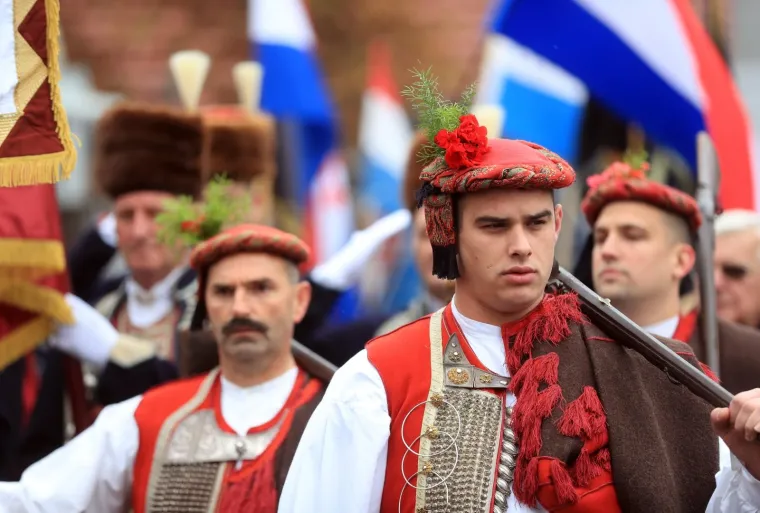TISUĆE LJUDI U KOLONI SJEĆANJA: Odaju počast žrtvama grada heroja