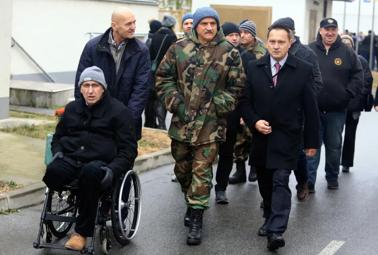 Kolonom sjecanja od vukovarske bolnice do memorijalnog groblja odaje se pocast Gradu Heroju, njegovoj zrtvi i stanovnicima tog grada. Na Kriznom putu - Koloni sjecanja sudjelovali su hrvatski branitelji s clanovima obitelji poginulih, ubijenih i zatocenih branitelja, drzavni vrh i brojni gradjani. Miodrag Demo, Branko Borkovic