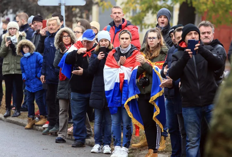 TISUĆE LJUDI U KOLONI SJEĆANJA: Odaju počast žrtvama grada heroja