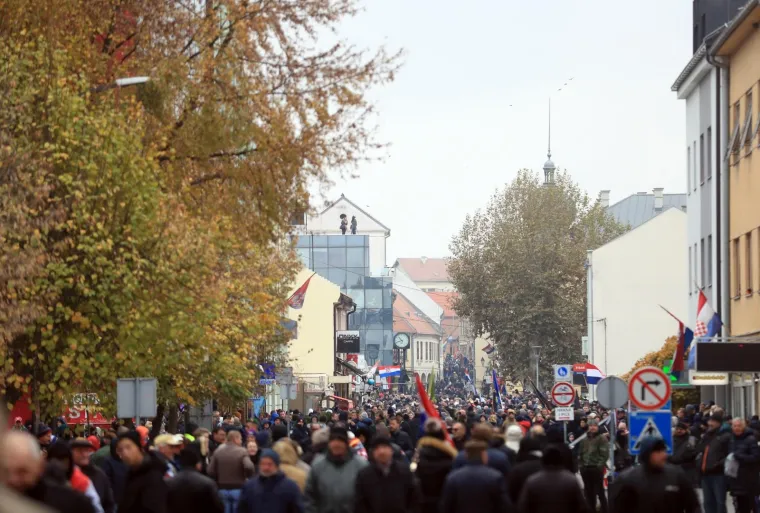 TISUĆE LJUDI U KOLONI SJEĆANJA: Odaju počast žrtvama grada heroja