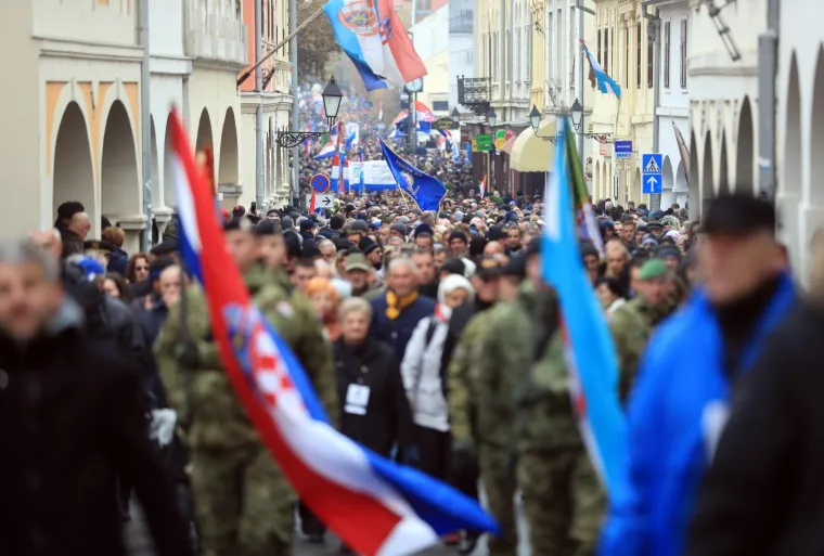 TISUĆE LJUDI U KOLONI SJEĆANJA: Odaju počast žrtvama grada heroja