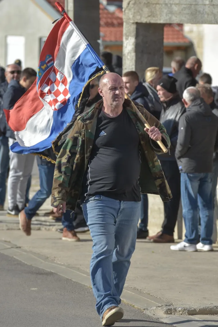 Nakon toga, u Crkvi Uznesenja Blažene Djevice Marije služit će se misa za sve stradale u Domovinskom ratu, a u 12 sati krenut će hodnja do spomen obilježja na mjesnom groblju sv. Luke gdje će se čitati imena poginulih te položiti vijenci kod spomen-obilježja za poginule u Domovinskom ratu.