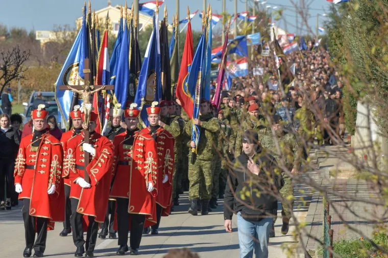 Okupljanjem sudionika komemoracije u nedjelju ujutro u Ulici 18 studenoga 1991 počelo je obilježavanje 27. obljetnice stradanja toga ravnokotarskoga mjesta.