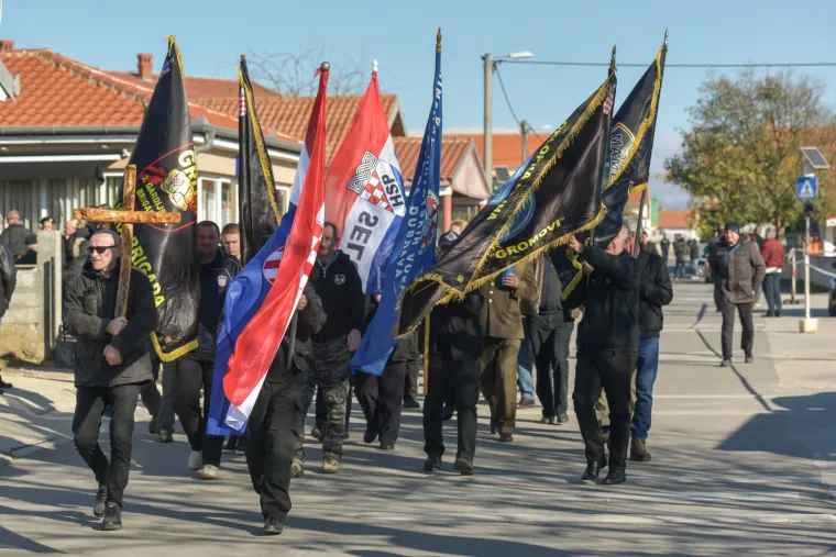 Kolona sjećanja  "Poginuli u mislima i srcima", u kojoj je nekoliko tisuća građana iz cijele Hrvatske i susjedne BiH, pripadnici braniteljskih udruga, izaslanik Predsjednice Republike  načelnik Glavnog stožera OS RH general zbora Mirko &Scaron;undov, izaslanik predsjednika Hrvatskog sabora i potpredsjednik Sabora Milijan Brkić, saborski zastupnici, ministri, predstavnici Zadarske županije, krenuli su Ulicom 18. studenoga 1991. do spomen-obilježja masovne grobnice.