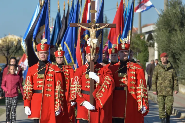 U jutro 18. studenoga 1991. srpski agresor, potpomognut zrakoplovstvom biv&scaron;e JNA, tenkovima i pje&scaron;a&scaron;tvom tzv. Kninskoga korpusa s Ratkom Mladićem na čelu počeo je krvavi pohod na &Scaron;kabrnju. Nakon sloma otpora slabo naoružanih branitelja, iz podruma i kuća na najbrutalniji način istjerane su žene, djeca i starci, a samo je tog dana u &Scaron;kabrnji ubijeno 48 civila i 15 branitelja.