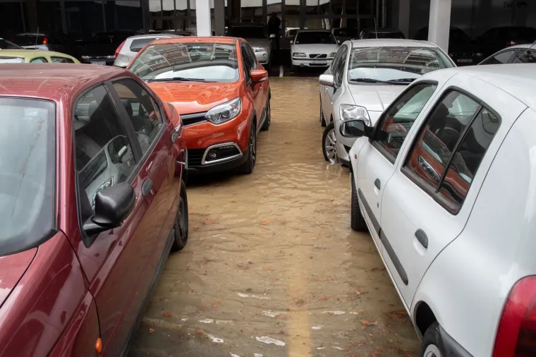 IZVANREDNA SITUACIJA U ZAGREBU: Zbog puknuća vodovodne cijevi poplavljeno parkirali&scaron;te u Sigetu