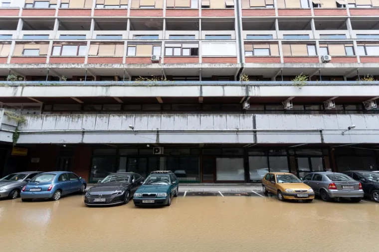 IZVANREDNA SITUACIJA U ZAGREBU: Zbog puknuća vodovodne cijevi poplavljeno parkirali&scaron;te u Sigetu