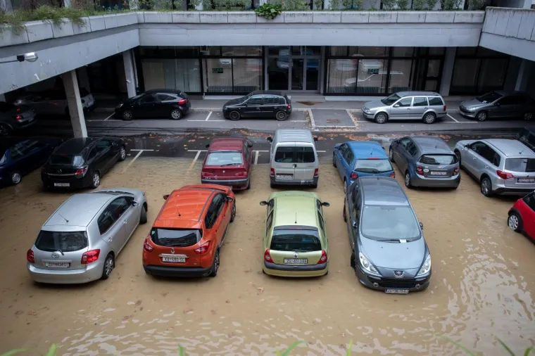 IZVANREDNA SITUACIJA U ZAGREBU: Zbog puknuća vodovodne cijevi poplavljeno parkirali&scaron;te u Sigetu