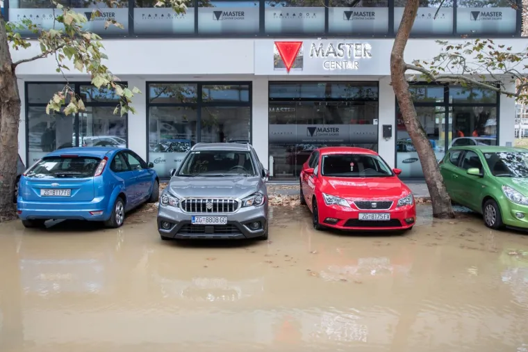 IZVANREDNA SITUACIJA U ZAGREBU: Zbog puknuća vodovodne cijevi poplavljeno parkirali&scaron;te u Sigetu