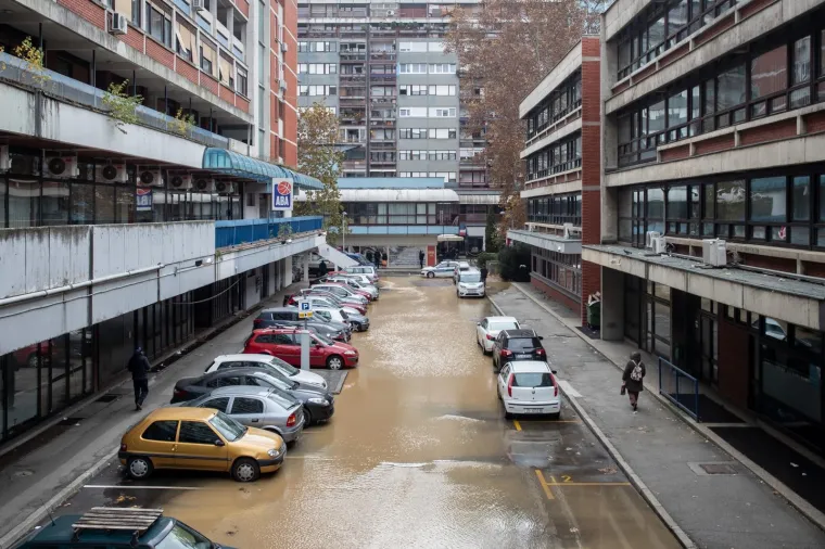 IZVANREDNA SITUACIJA U ZAGREBU: Zbog puknuća vodovodne cijevi poplavljeno parkirali&scaron;te u Sigetu