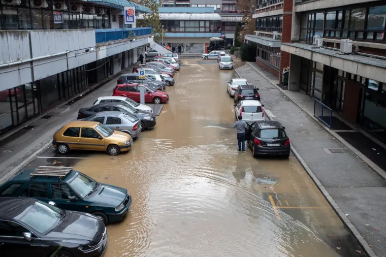 IZVANREDNA SITUACIJA U ZAGREBU: Zbog puknuća vodovodne cijevi poplavljeno parkirali&scaron;te u Sigetu