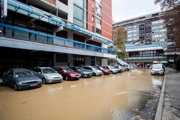 IZVANREDNA SITUACIJA U ZAGREBU: Zbog puknuća vodovodne cijevi poplavljeno parkirali&scaron;te u Sigetu