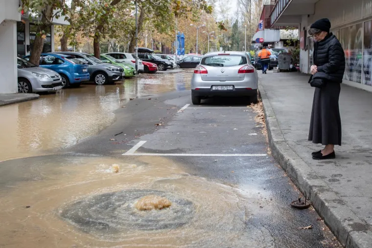 IZVANREDNA SITUACIJA U ZAGREBU: Zbog puknuća vodovodne cijevi poplavljeno parkirali&scaron;te u Sigetu