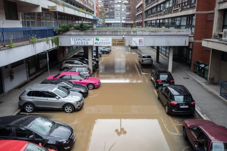IZVANREDNA SITUACIJA U ZAGREBU: Zbog puknuća vodovodne cijevi poplavljeno parkirali&scaron;te u Sigetu