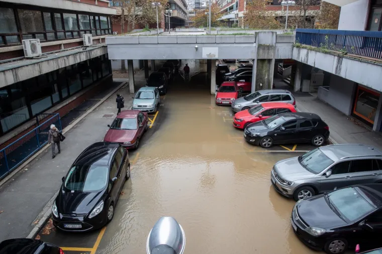 IZVANREDNA SITUACIJA U ZAGREBU: Zbog puknuća vodovodne cijevi poplavljeno parkirali&scaron;te u Sigetu
