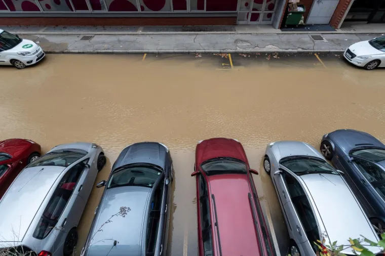 IZVANREDNA SITUACIJA U ZAGREBU: Zbog puknuća vodovodne cijevi poplavljeno parkirali&scaron;te u Sigetu