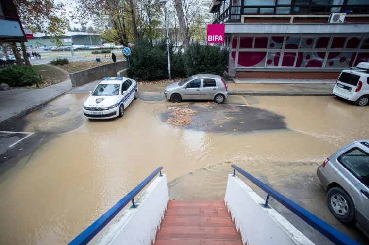 Puknuće cijevi u Zagrebu: Poplavljeno parkirali&scaron;te na Sigetu