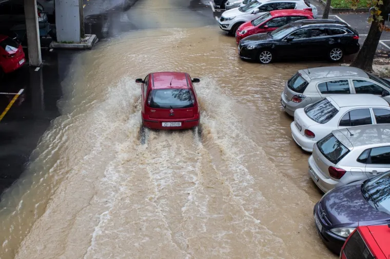 Puknuće cijevi u Zagrebu: Poplavljeno parkirali&scaron;te na Sigetu