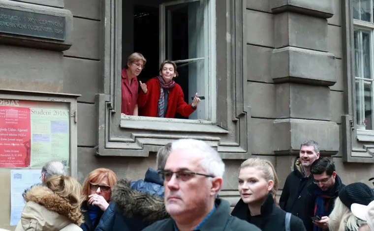 Drama u Zagrebu: Članovi ravnateljstva HGZ-a održali konferenciju na ulic, ravnatelj im zabranio ulaz u zgradu