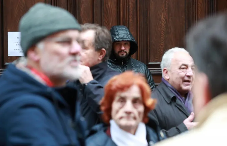 Drama u Zagrebu: Članovi ravnateljstva HGZ-a održali konferenciju na ulic, ravnatelj im zabranio ulaz u zgradu