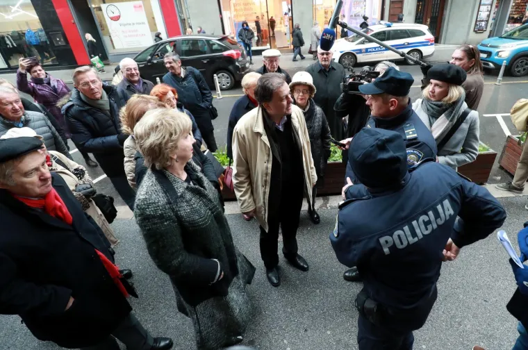Drama u Zagrebu: Članovi ravnateljstva HGZ-a održali konferenciju na ulic, ravnatelj im zabranio ulaz u zgradu