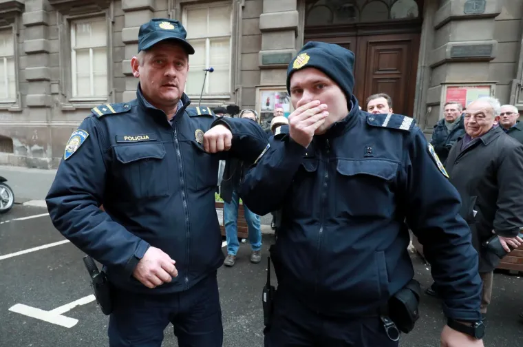 Drama u Zagrebu: Članovi ravnateljstva HGZ-a održali konferenciju na ulic, ravnatelj im zabranio ulaz u zgradu