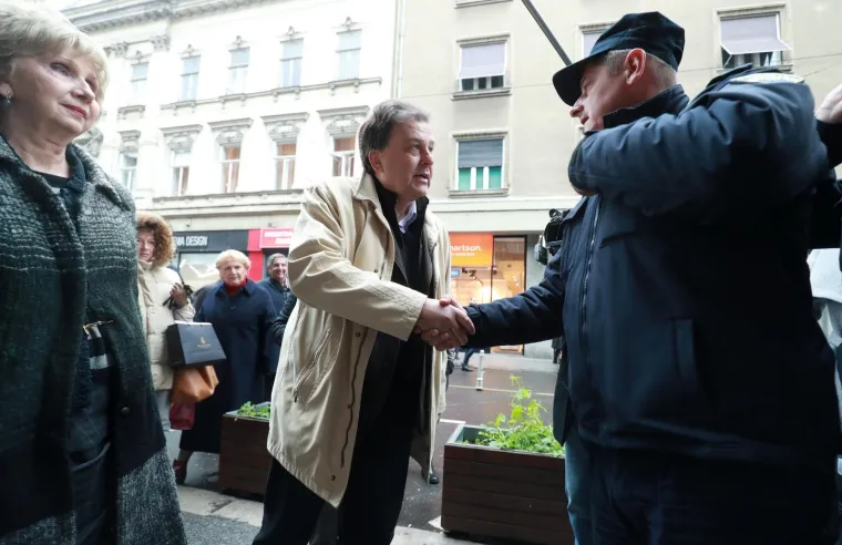 Drama u Zagrebu: Članovi ravnateljstva HGZ-a održali konferenciju na ulic, ravnatelj im zabranio ulaz u zgradu