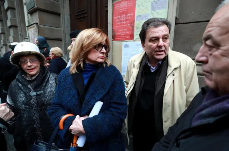 Drama u Zagrebu: Članovi ravnateljstva HGZ-a održali konferenciju na ulic, ravnatelj im zabranio ulaz u zgradu