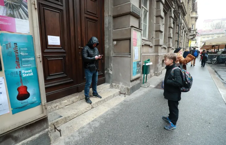 Drama u Zagrebu: Članovi ravnateljstva HGZ-a održali konferenciju na ulic, ravnatelj im zabranio ulaz u zgradu