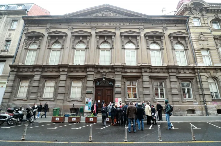 Drama u Zagrebu: Članovi ravnateljstva HGZ-a održali konferenciju na ulic, ravnatelj im zabranio ulaz u zgradu