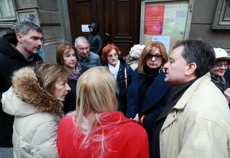 Drama u Zagrebu: Članovi ravnateljstva HGZ-a održali konferenciju na ulic, ravnatelj im zabranio ulaz u zgradu