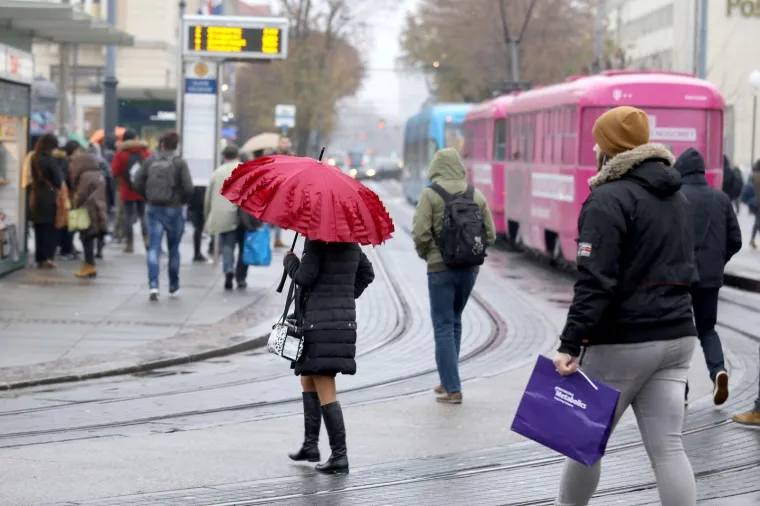 STUDENI NAPOKON POKAZUJE SVOJE PRAVO LICE: Najavljeno zahladnjenje donijelo ki&scaron;u i susnježicu u Zagreb