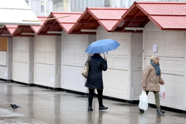 STUDENI NAPOKON POKAZUJE SVOJE PRAVO LICE: Najavljeno zahladnjenje donijelo ki&scaron;u i susnježicu u Zagreb