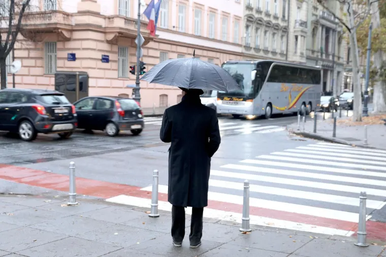STUDENI NAPOKON POKAZUJE SVOJE PRAVO LICE: Najavljeno zahladnjenje donijelo ki&scaron;u i susnježicu u Zagreb