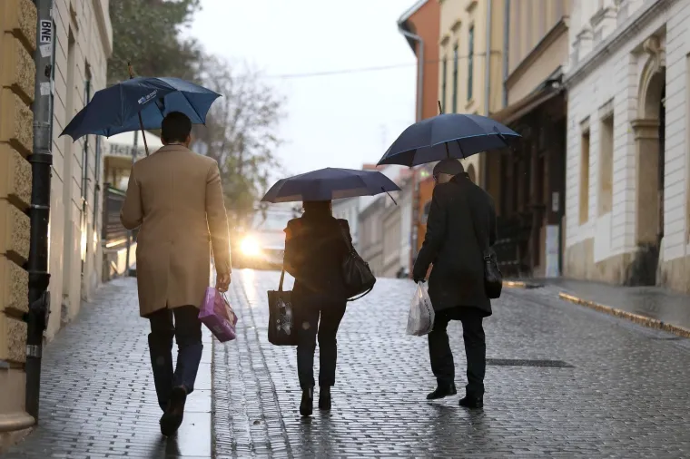 STUDENI NAPOKON POKAZUJE SVOJE PRAVO LICE: Najavljeno zahladnjenje donijelo ki&scaron;u i susnježicu u Zagreb