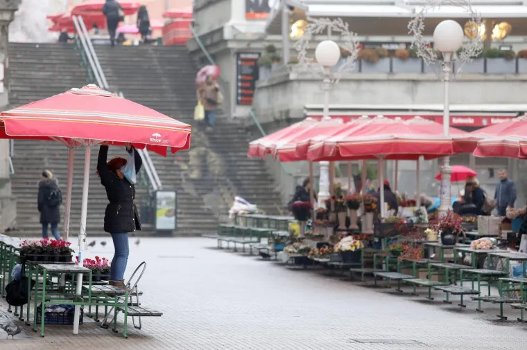 STUDENI NAPOKON POKAZUJE SVOJE PRAVO LICE: Najavljeno zahladnjenje donijelo ki&scaron;u i susnježicu u Zagreb