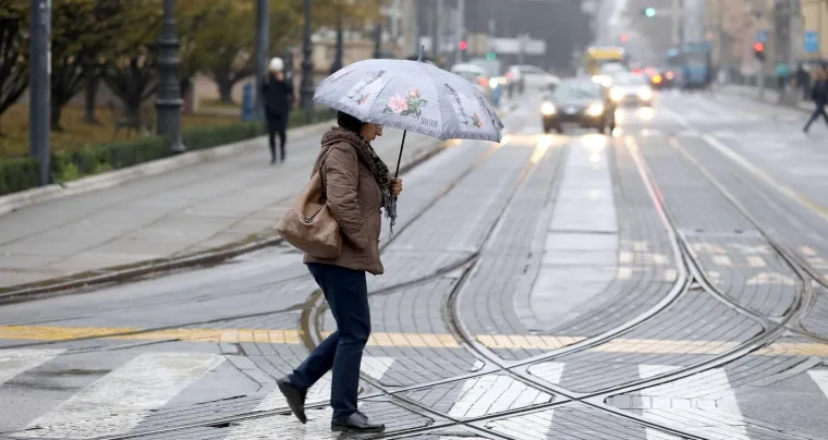 STUDENI NAPOKON POKAZUJE SVOJE PRAVO LICE: Najavljeno zahladnjenje donijelo ki&scaron;u i susnježicu u Zagreb